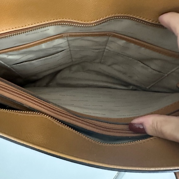 Michael Kors MK Logo - Maddie Large Tote - Picture 5 of 5